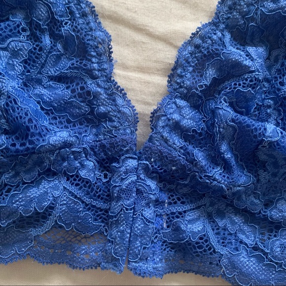 Blue lace bralette - Picture 2 of 4
